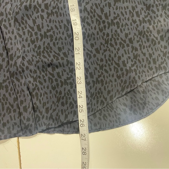 Babaton Aritzia Gray & Black Leopard/Cheetah Print Silk Button Down Shirt M - Picture 12 of 12
